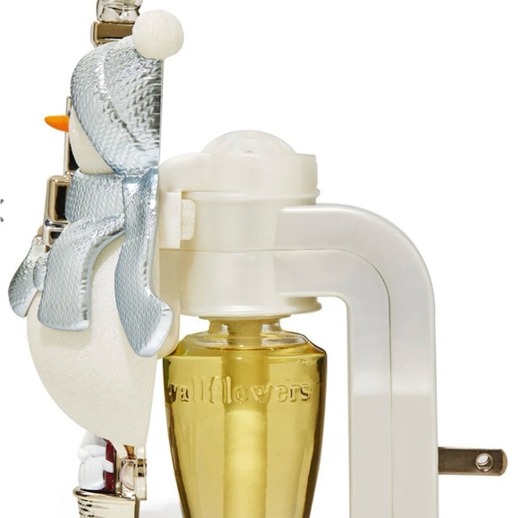 Bath & body works 2022 snowman with presents wallflower plug in new - Picture 2 of 9